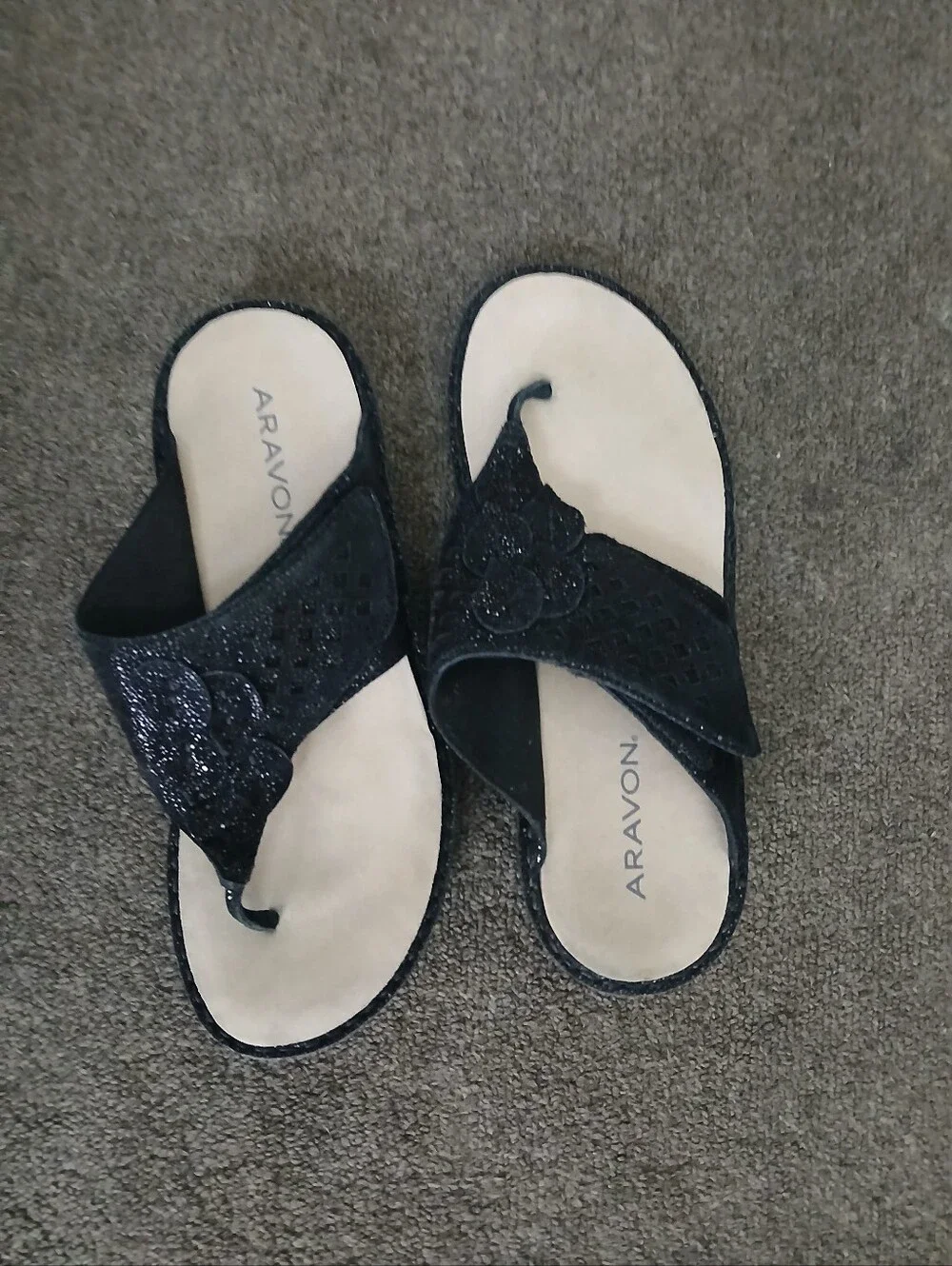 Aravon Women’s Black Leather Floral Toe-Post Sandals Size 7B.